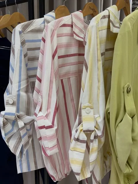 Arara com camisas de listras finas em rosa, verde, azul e branco