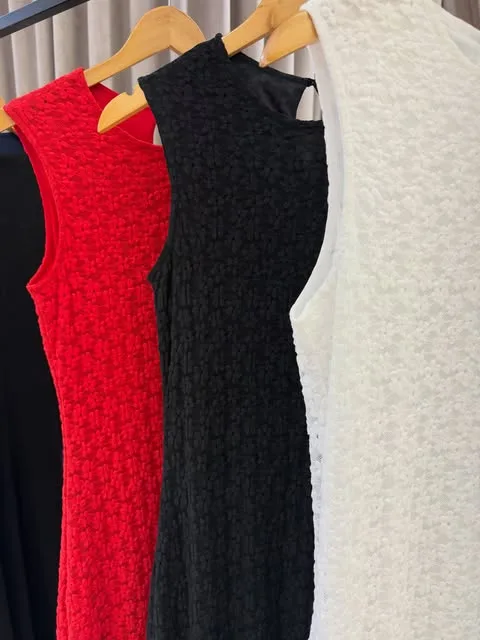 Vestidos de malha vermelho, preto e off-white em cabides